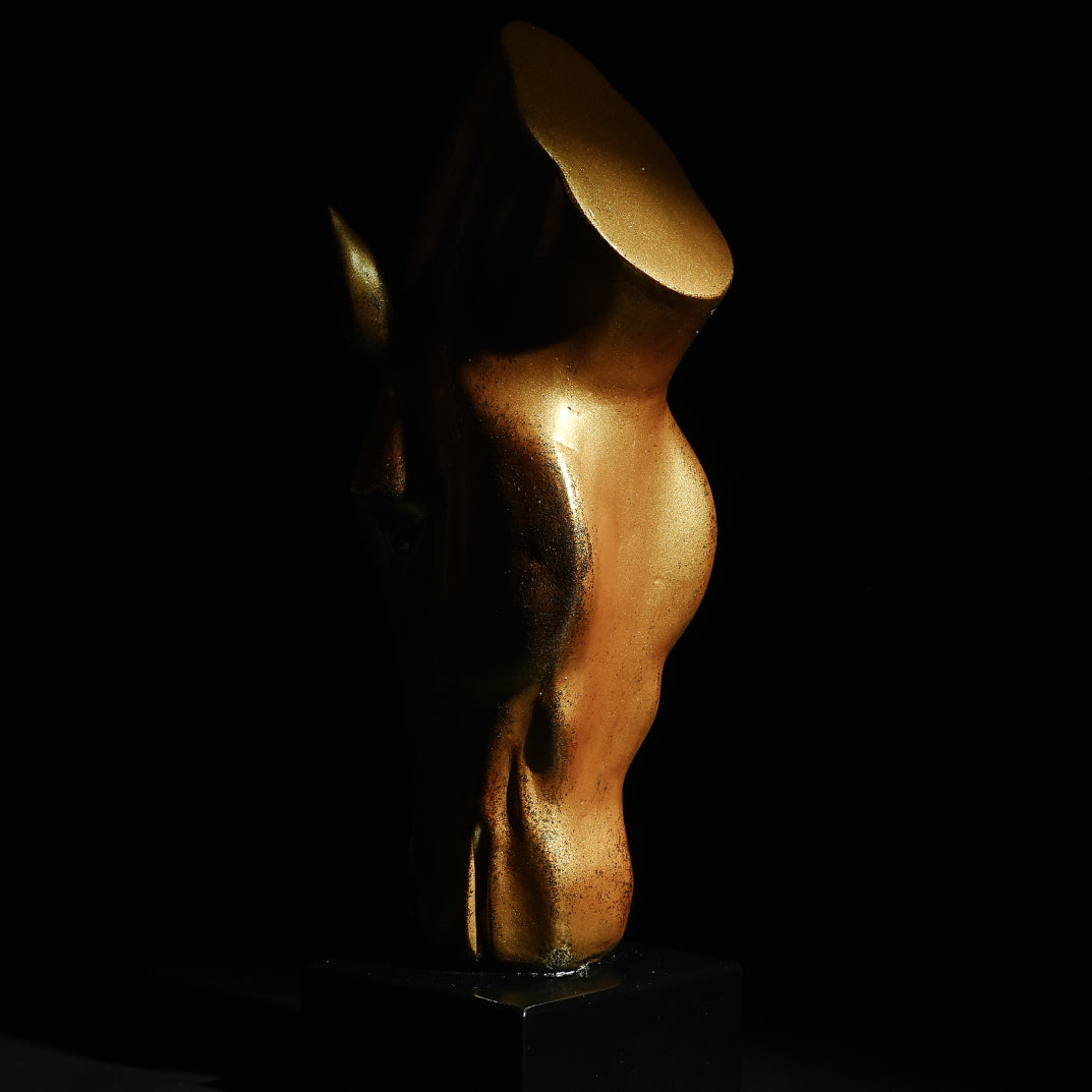 Gold Horse Head Figurine – Modern Decor Showpiece