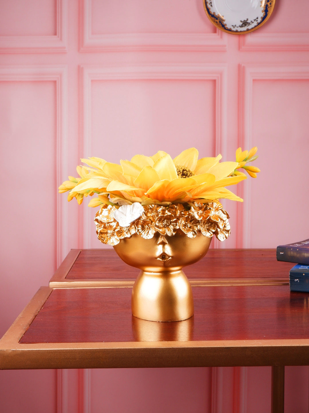 The white ink décor premium décor gold tone vase