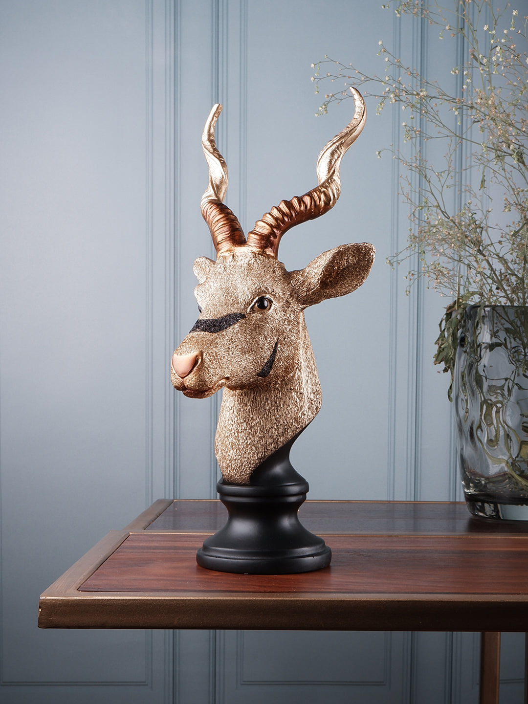 The white ink décor premium deer figurine